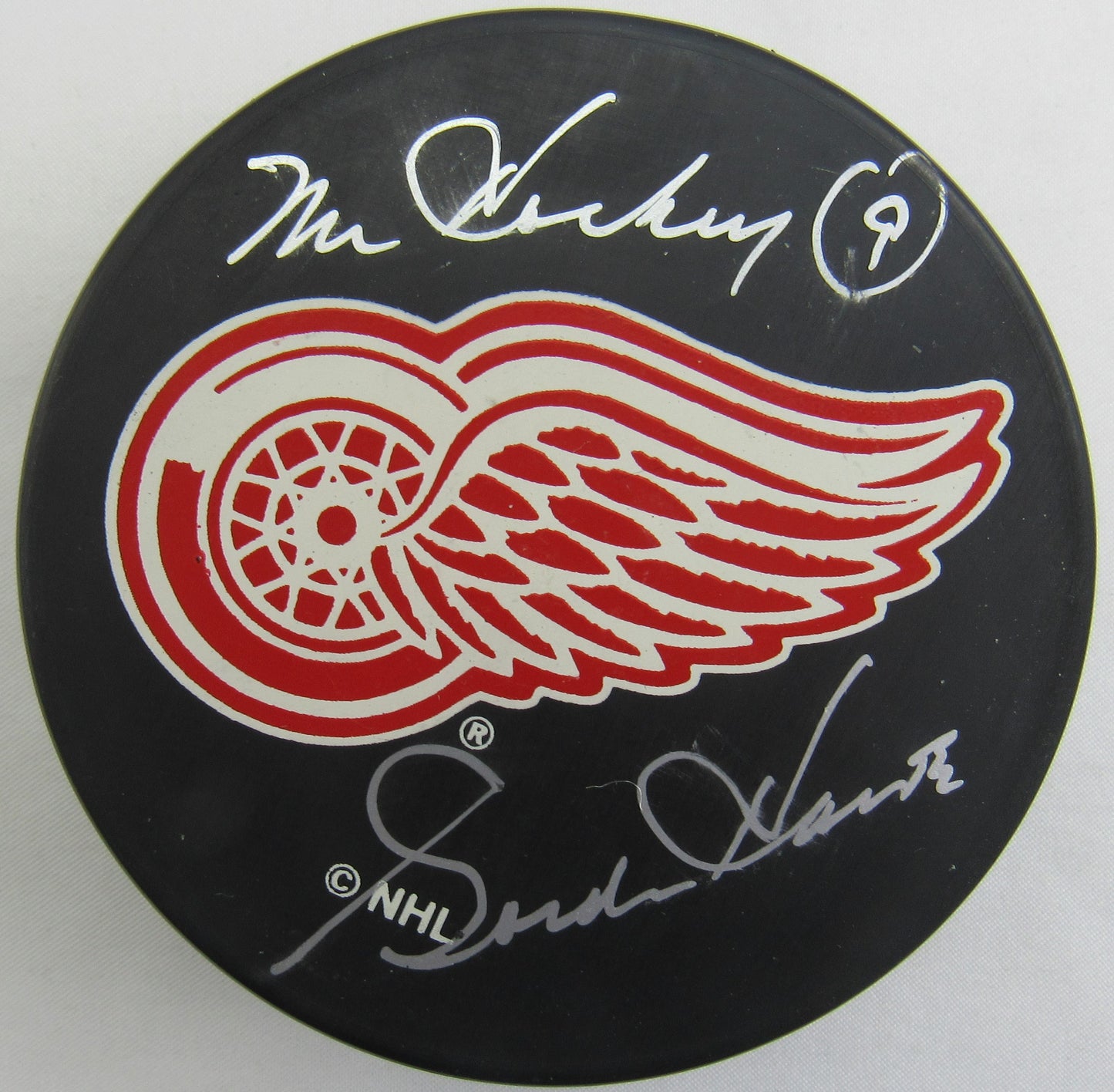 Gordie Howe Signed Auto Autograph Red Wings Logo Hockey Puck w/ Insc JSA AV66192